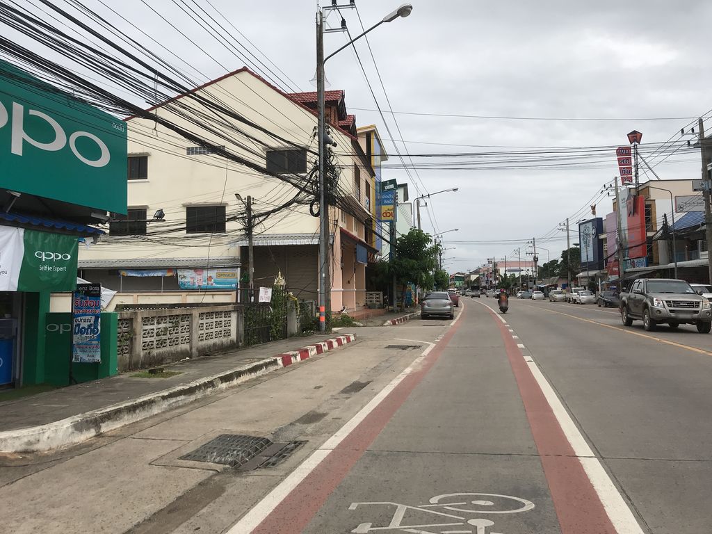 ภาพถนนตรงที่ โจ๊กข้าวหอม บ้านใหม่ ตั้งอยู่ ถ่ายโดย kiw พ.ศ. 2561 (2018) · A street-level view of where โจ๊กข้าวหอม บ้านใหม่ · Chokkhaohom Ban Mai stands, by kiw in 2561 (2018)
