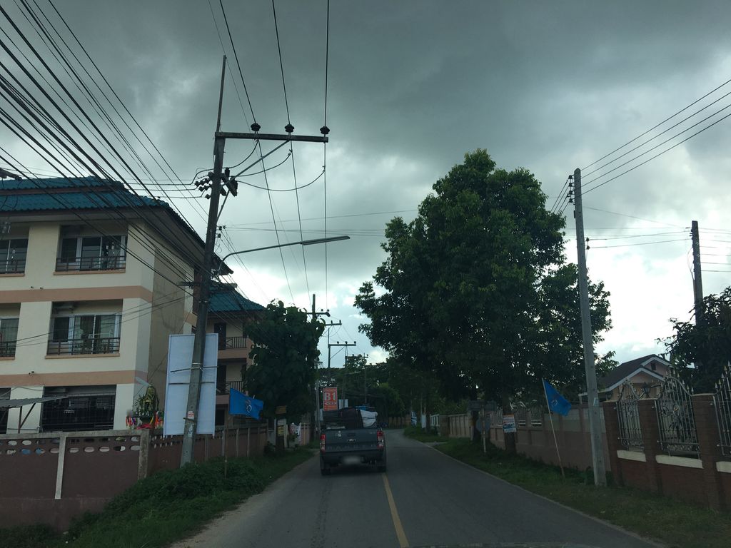 ภาพถนนตรงที่ หอพักหญิงณิชชาพัชร์ ตั้งอยู่ ถ่ายโดย wapriz พ.ศ. 2561 (2018) · A street-level view of where หอพักหญิงณิชชาพัชร์ · Ying Nit Chaphat Dormitory stands, by wapriz in 2561 (2018)