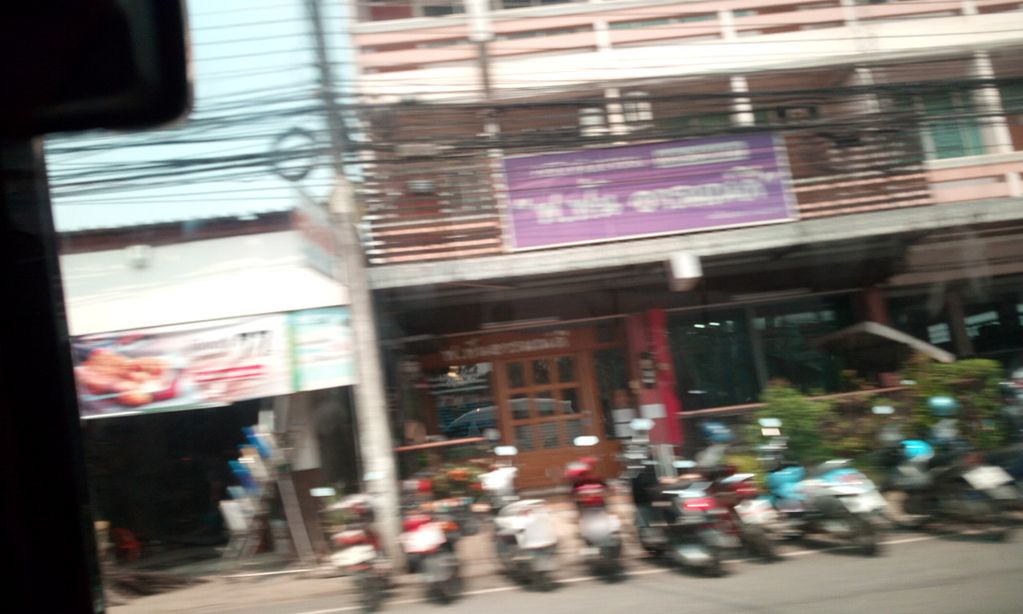 ภาพถนนตรงที่ พอใจ ขนมหวาน ผลไม้สด ตั้งอยู่ ถ่ายโดย ozflor พ.ศ. 2562 (2019) · A street-level view of where พอใจ ขนมหวาน ผลไม้สด · Phochai Khanomwan Phlamaisot stands, by ozflor in 2562 (2019)