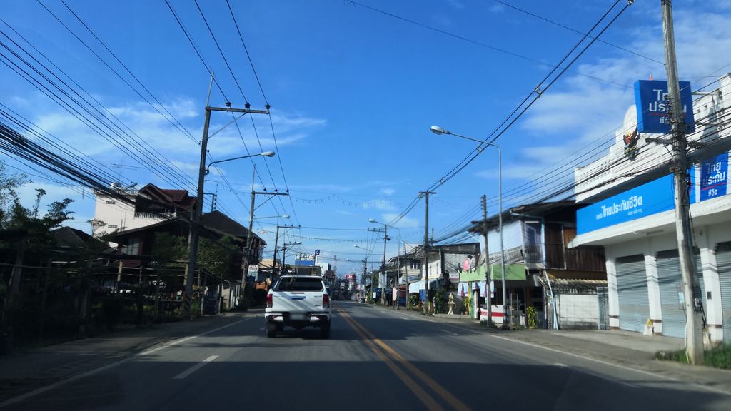 ภาพถนนตรงที่ โจ๊กเลิศรสแม่ขะจาน ตั้งอยู่ ถ่ายโดย charlesano พ.ศ. 2561 (2018) · A street-level view of where โจ๊กเลิศรสแม่ขะจาน · Chok Loesot Mae Kha Chan stands, by charlesano in 2561 (2018)