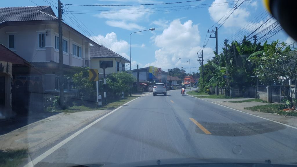 ภาพถนนตรงที่ กาแฟ ลำ ตั้งอยู่ ถ่ายโดย silamanee พ.ศ. 2561 (2018) · A street-level view of where กาแฟ ลำ · Kafae Lam stands, by silamanee in 2561 (2018)
