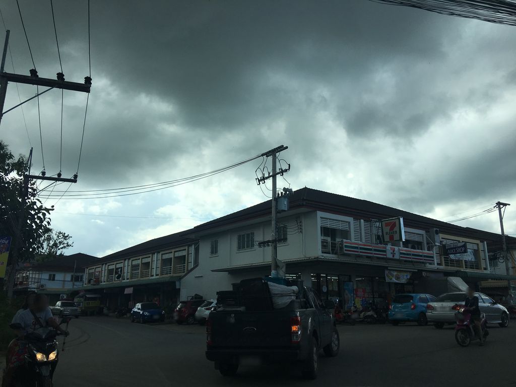 ภาพถนนตรงที่ พูนทรัพย์ การค้า Poonsup Retail Store ตั้งอยู่ ถ่ายโดย wapriz พ.ศ. 2561 (2018) · A street-level view of where พูนทรัพย์ การค้า Poonsup Retail Store stands, by wapriz in 2561 (2018)