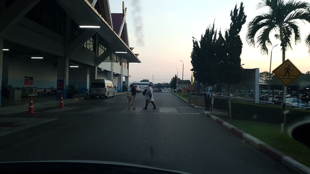 ภาพถนนตรงที่ ร้านชา วังพุดตาล ตั้งอยู่ ถ่ายโดย igorzo พ.ศ. 2562 (2019) · A street-level view of where ร้านชา วังพุดตาล · Ran Cha Wangphuttan stands, by igorzo in 2562 (2019)