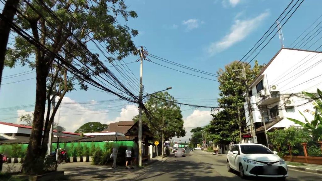 ภาพถนนตรงที่ สถานีตำรวจภูธรจังหวัดเชียงราย ตั้งอยู่ ถ่ายโดย toffy พ.ศ. 2561 (2018) · A street-level view of where สถานีตำรวจภูธรจังหวัดเชียงราย · Changwat Chiang Rai Provincial police station stands, by toffy in 2561 (2018)