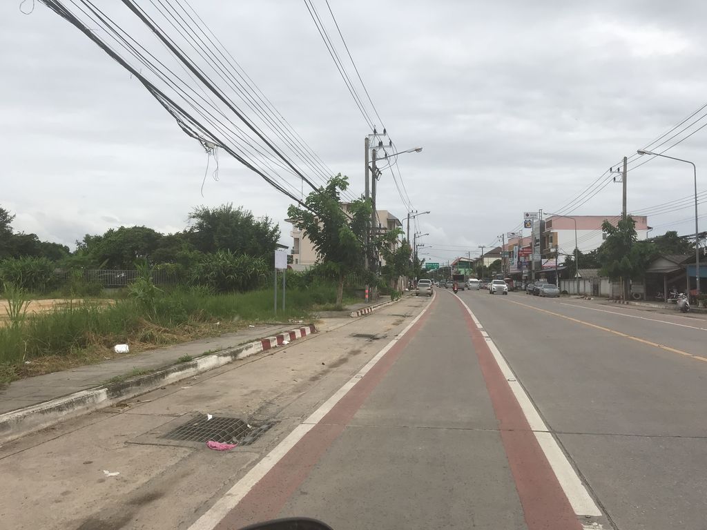 ภาพถนนตรงที่ โรตีริสกี เชียงราย ตั้งอยู่ ถ่ายโดย kiw พ.ศ. 2561 (2018) · A street-level view of where โรตีริสกี เชียงราย · Rotiritki Chiang Rai stands, by kiw in 2561 (2018)