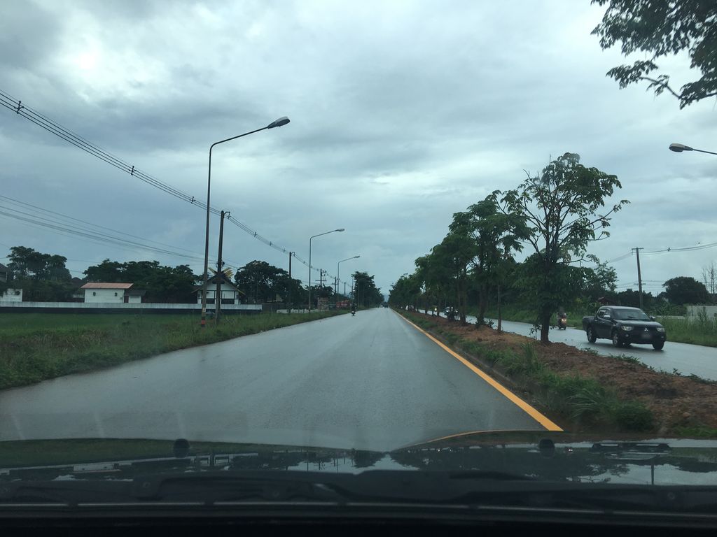 ภาพถนนตรงที่ กินลมชมเดือน ตั้งอยู่ ถ่ายโดย wapriz พ.ศ. 2561 (2018) · A street-level view of where กินลมชมเดือน · Kinlamachomduean stands, by wapriz in 2561 (2018)