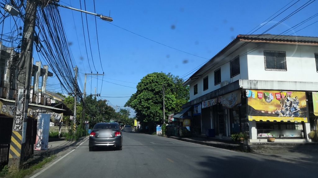 ภาพถนนตรงที่ รถเช่าเชียงราย ตั้งอยู่ ถ่ายโดย charlesano พ.ศ. 2561 (2018) · A street-level view of where รถเช่าเชียงราย · Rotchao Chiang Rai stands, by charlesano in 2561 (2018)