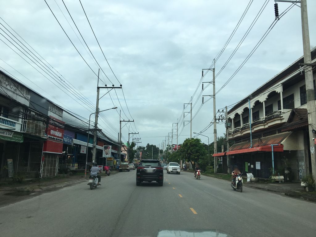 ภาพถนนตรงที่ บมจ. เงินติดล้อ ตั้งอยู่ ถ่ายโดย wapriz พ.ศ. 2561 (2018) · A street-level view of where บมจ. เงินติดล้อ · Bamot. Ngoen Tit Lo stands, by wapriz in 2561 (2018)