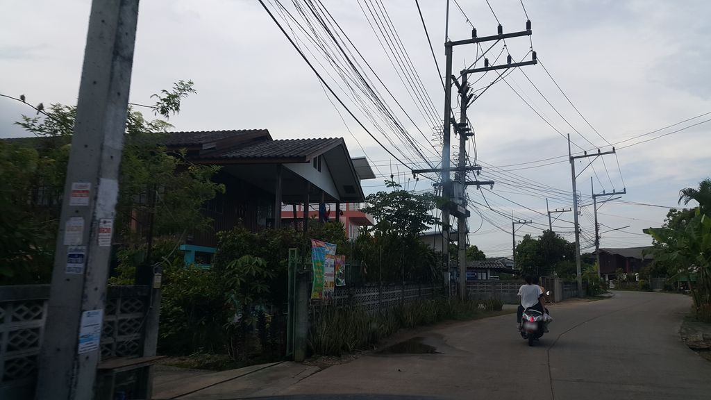 ภาพถนนตรงที่ พี่ป็อก ฝั่งหมิ่น ตั้งอยู่ ถ่ายโดย jrcarlsen พ.ศ. 2560 (2017) · A street-level view of where พี่ป็อก ฝั่งหมิ่น · Phipook Fangmin stands, by jrcarlsen in 2560 (2017)