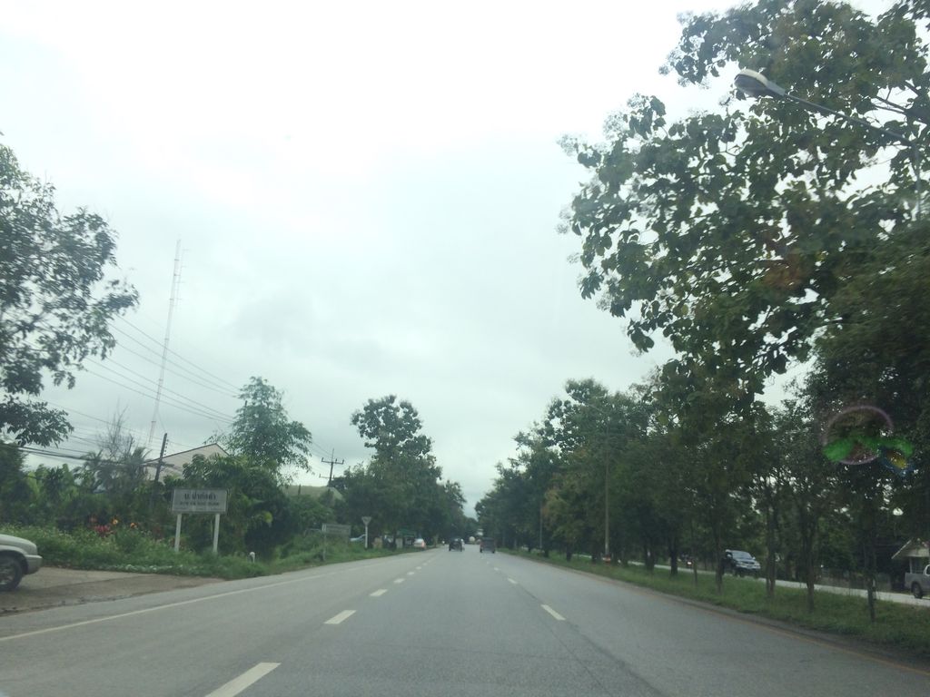ภาพถนนตรงที่ บมจ.ธนพิริยะ ตั้งอยู่ ถ่ายโดย prasert พ.ศ. 2559 (2016) · A street-level view of where บมจ.ธนพิริยะ · Bamot.thonphiriya stands, by prasert in 2559 (2016)