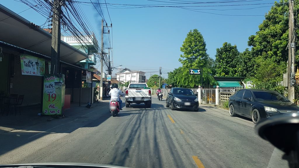 ภาพถนนตรงที่ ฟ้า เสริมสวย ตั้งอยู่ ถ่ายโดย igorzo พ.ศ. 2562 (2019) · A street-level view of where ฟ้า เสริมสวย · Fa Soemsuai stands, by igorzo in 2562 (2019)