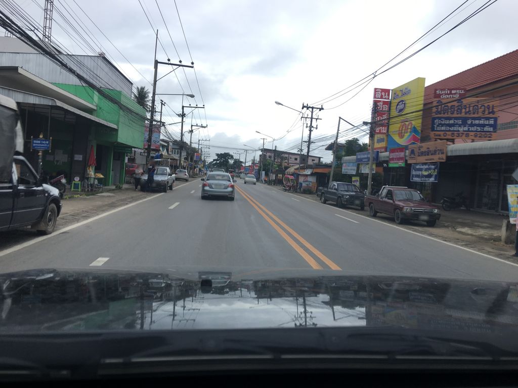 ภาพถนนตรงที่ แม่ขะจานการไฟฟ้า ตั้งอยู่ ถ่ายโดย wapriz พ.ศ. 2561 (2018) · A street-level view of where แม่ขะจานการไฟฟ้า · Mae Kha Chan Kanfaifa stands, by wapriz in 2561 (2018)