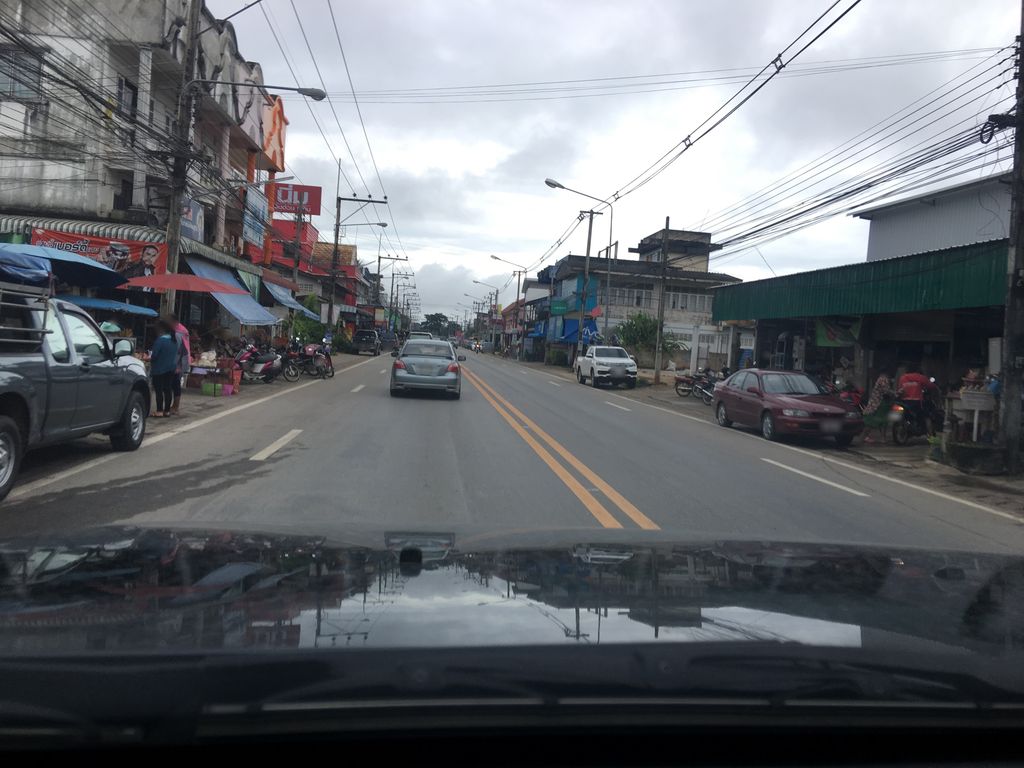 ภาพถนนตรงที่ ร้านกาแฟลุงหนาน ตั้งอยู่ ถ่ายโดย wapriz พ.ศ. 2561 (2018) · A street-level view of where ร้านกาแฟลุงหนาน · Lungnan Coffee shop stands, by wapriz in 2561 (2018)