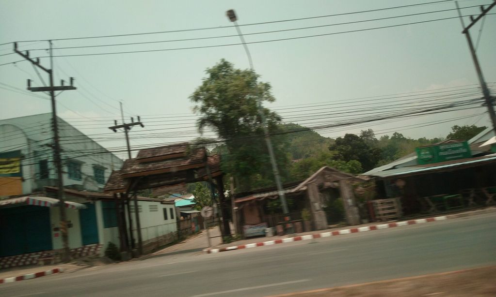 ภาพถนนตรงที่ จุดรวมพล อ.เทิง ตั้งอยู่ ถ่ายโดย ozflor พ.ศ. 2562 (2019) · A street-level view of where จุดรวมพล อ.เทิง · Chudruamphon A.Thoeng stands, by ozflor in 2562 (2019)