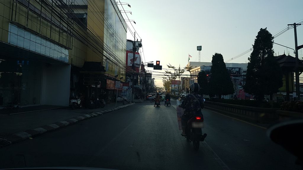 ภาพถนนตรงที่ ธนพรรณ คลินิก สาขาเชียงราย ตั้งอยู่ ถ่ายโดย igorzo พ.ศ. 2562 (2019) · A street-level view of where ธนพรรณ คลินิก สาขาเชียงราย · Thonphraron Clinic Sakha Chiang Rai stands, by igorzo in 2562 (2019)