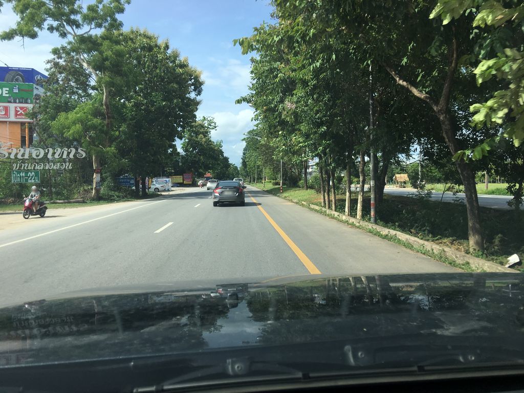 ภาพถนนตรงที่ ทองพลุ คาเฟ่ เชียงราย ตั้งอยู่ ถ่ายโดย wapriz พ.ศ. 2561 (2018) · A street-level view of where ทองพลุ คาเฟ่ เชียงราย · Thong Phlu Café Chiang Rai stands, by wapriz in 2561 (2018)