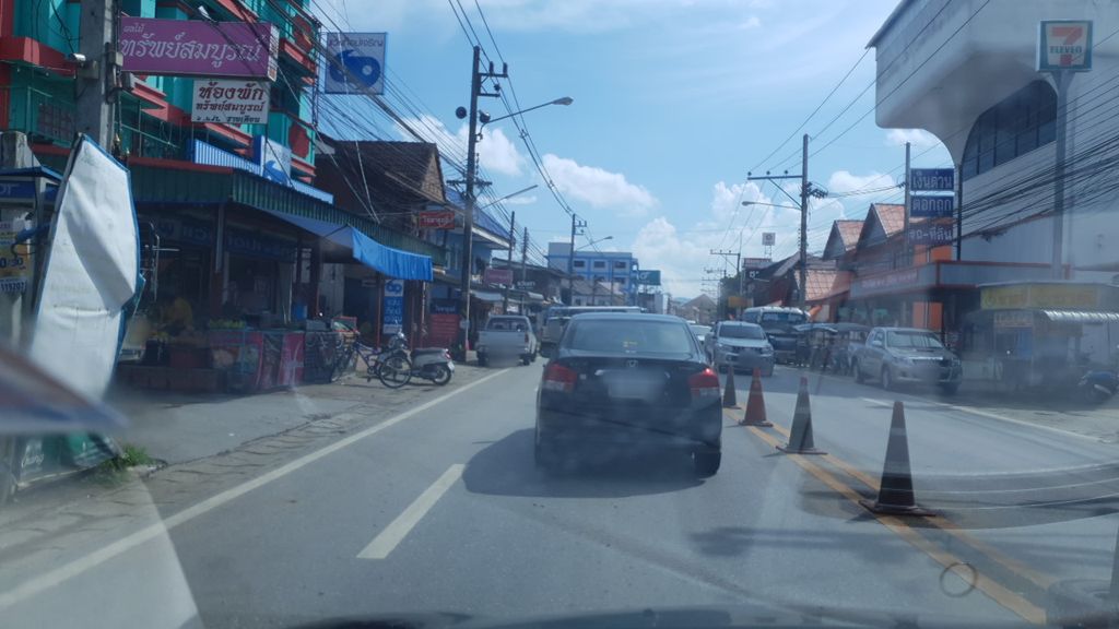 ภาพถนนตรงที่ เซเว่นแม่เจดีย์ ตั้งอยู่ ถ่ายโดย silamanee พ.ศ. 2561 (2018) · A street-level view of where เซเว่นแม่เจดีย์ · Seven Mae Chedi stands, by silamanee in 2561 (2018)