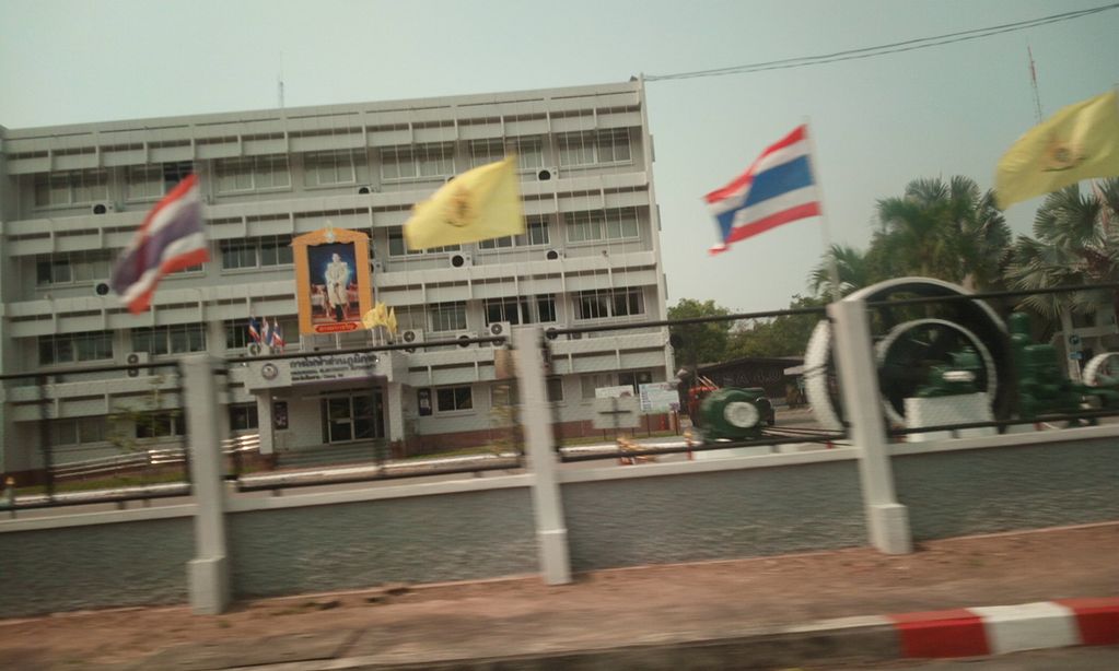 ภาพถนนตรงที่ ร้านตุ๊ต๊ะฟลอริสท์ ตั้งอยู่ ถ่ายโดย ozflor พ.ศ. 2562 (2019) · A street-level view of where ร้านตุ๊ต๊ะฟลอริสท์ · Ran Tuta Falorit stands, by ozflor in 2562 (2019)