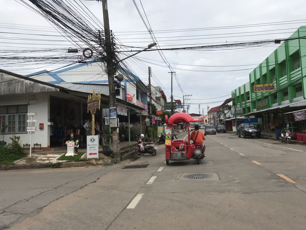 ภาพถนนตรงที่ ไส้อั่วป้าน้อง ตั้งอยู่ ถ่ายโดย kiw พ.ศ. 2561 (2018) · A street-level view of where ไส้อั่วป้าน้อง · Saiua Pa Nong stands, by kiw in 2561 (2018)