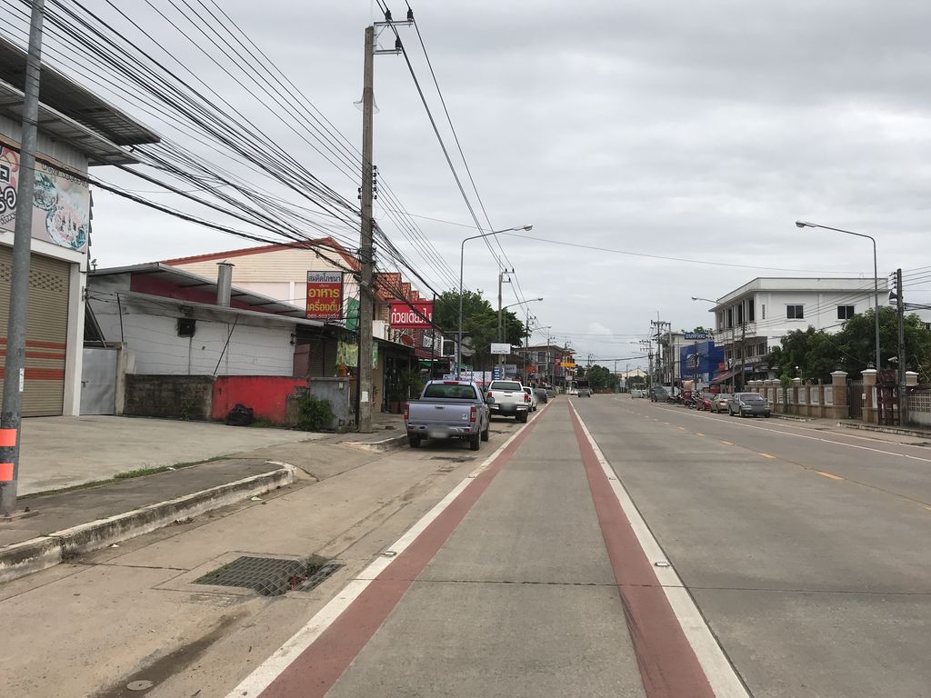 ภาพถนนตรงที่ BAR HOUSE ตั้งอยู่ ถ่ายโดย kiw พ.ศ. 2561 (2018) · A street-level view of where BAR HOUSE stands, by kiw in 2561 (2018)