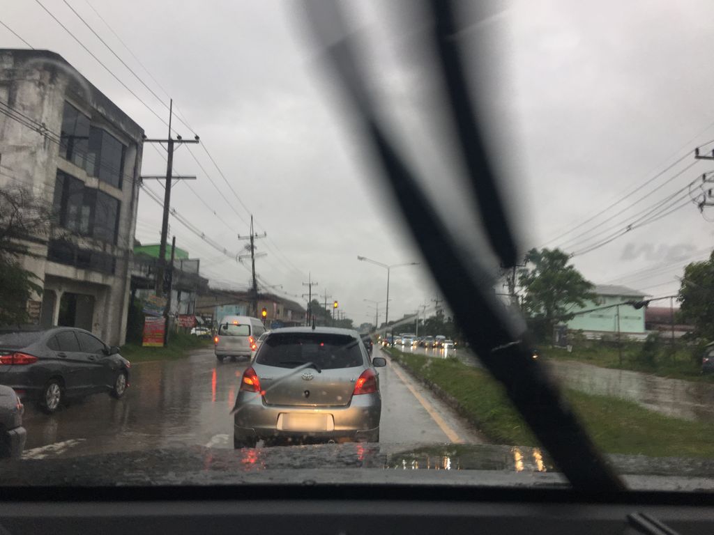 ภาพถนนตรงที่ นิ่มซี่เส็งลิสซิ่ง สาขาสามแยกบ้านเด่น ตั้งอยู่ ถ่ายโดย wapriz พ.ศ. 2561 (2018) · A street-level view of where นิ่มซี่เส็งลิสซิ่ง สาขาสามแยกบ้านเด่น · Nimsiseng Litsing Sakha Samyaek Ban Den stands, by wapriz in 2561 (2018)