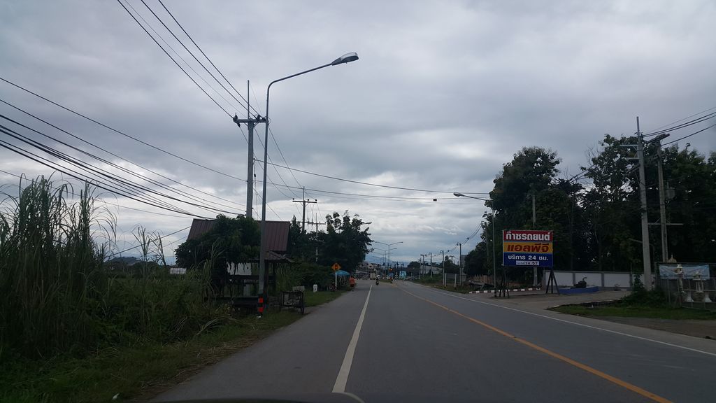 ภาพถนนตรงที่ เอกโภชนาหัวปลาหม้อไฟ ตั้งอยู่ ถ่ายโดย jrcarlsen พ.ศ. 2559 (2016) · A street-level view of where เอกโภชนาหัวปลาหม้อไฟ · Ekphotna Huaplamofai stands, by jrcarlsen in 2559 (2016)