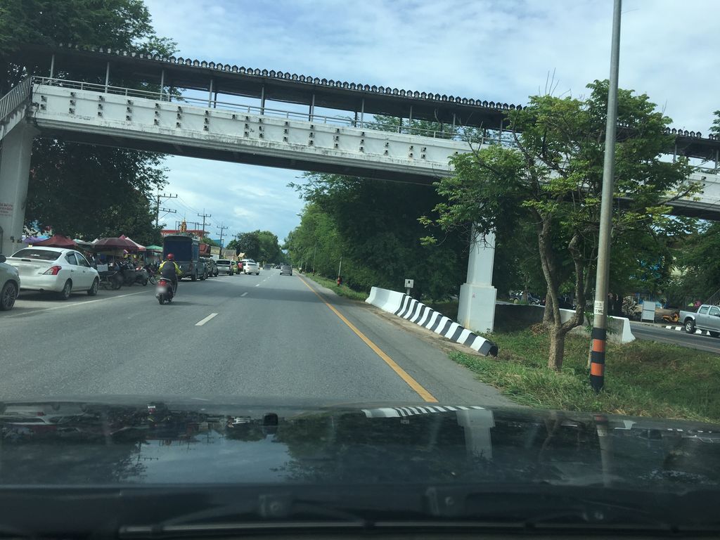 ภาพถนนตรงที่ Shong Cha สาขา ตลาดป่าก่อดำ ตั้งอยู่ ถ่ายโดย wapriz พ.ศ. 2561 (2018) · A street-level view of where Shong Cha สาขา ตลาดป่าก่อดำ stands, by wapriz in 2561 (2018)