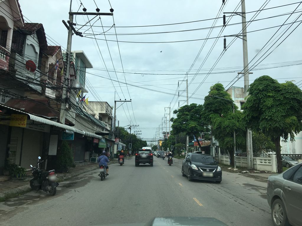ภาพถนนตรงที่ เกาเหลาเลือดหมู ตั้งอยู่ ถ่ายโดย wapriz พ.ศ. 2561 (2018) · A street-level view of where เกาเหลาเลือดหมู · Kaolao Lueatmu stands, by wapriz in 2561 (2018)