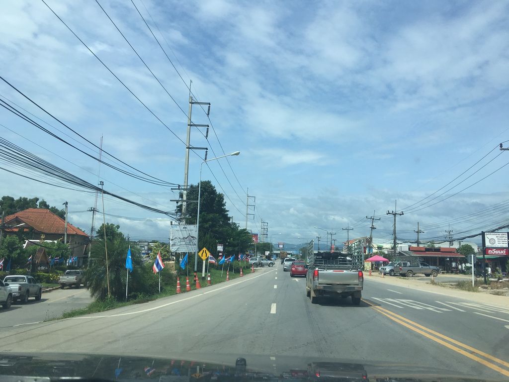 ภาพถนนตรงที่ ทวียนต์ แม่สรวย ตั้งอยู่ ถ่ายโดย wapriz พ.ศ. 2561 (2018) · A street-level view of where ทวียนต์ แม่สรวย · Thawiina Mae Suai stands, by wapriz in 2561 (2018)