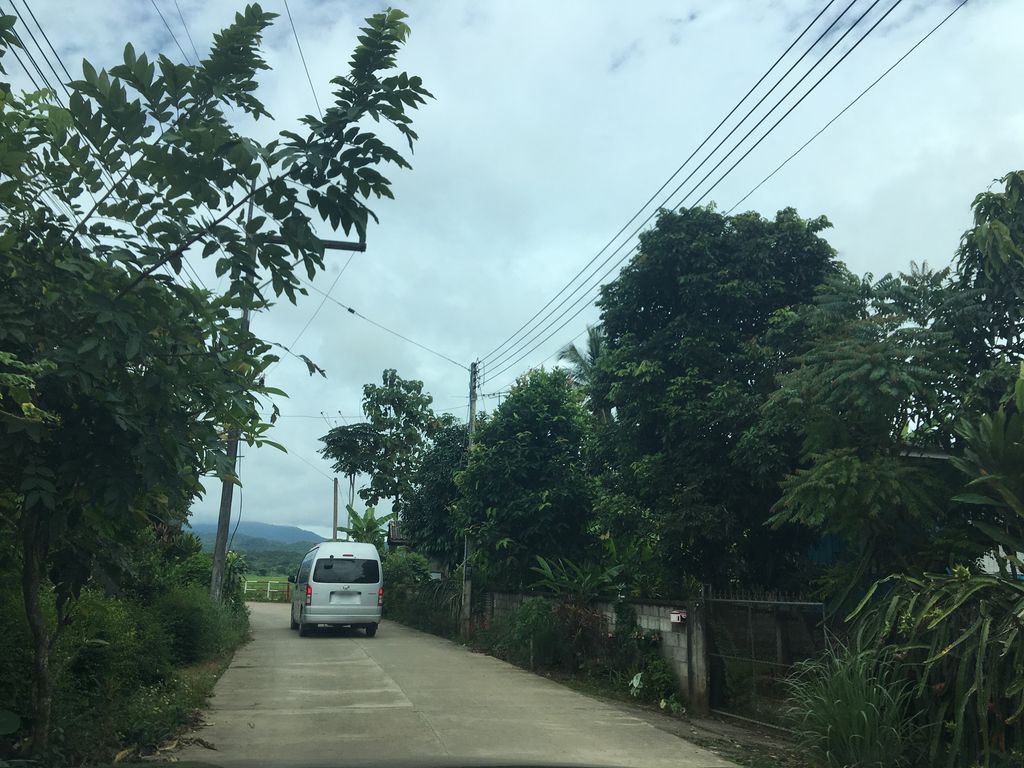 ภาพถนนตรงที่ ชนม์นัชชาพาณิชย์ ตั้งอยู่ ถ่ายโดย wapriz พ.ศ. 2561 (2018) · A street-level view of where ชนม์นัชชาพาณิชย์ · Chon Natcha Phanit stands, by wapriz in 2561 (2018)