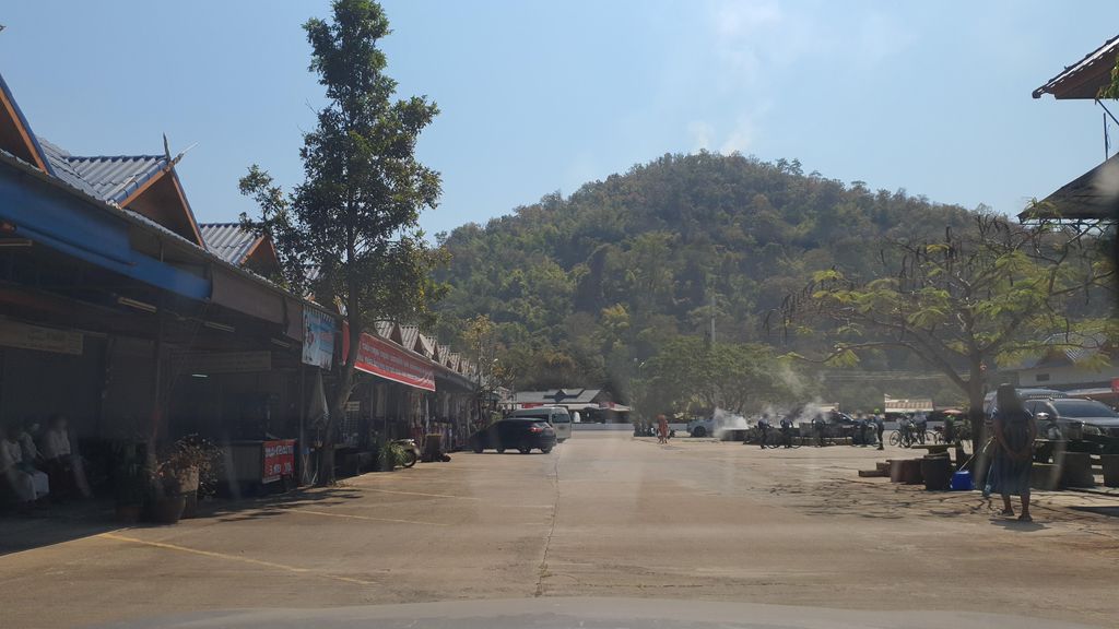 ภาพถนนตรงที่ ร้านเจ๊อ๋อย น้ำพุร้อนแม่ขะจาน เชียงราย ตั้งอยู่ ถ่ายโดย jrcarlsen พ.ศ. 2565 (2022) · A street-level view of where ร้านเจ๊อ๋อย น้ำพุร้อนแม่ขะจาน เชียงราย · Ran Che Oi Nam Phu Ron Mae Kha Chan Chiang Rai stands, by jrcarlsen in 2565 (2022)
