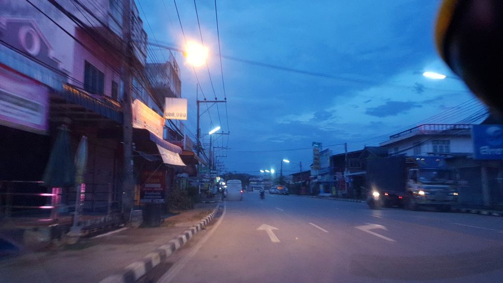 ภาพถนนตรงที่ ธนาคารออมสิน สาขาเวียงเชียงรุ้ง ตั้งอยู่ ถ่ายโดย silamanee พ.ศ. 2561 (2018) · A street-level view of where ธนาคารออมสิน สาขาเวียงเชียงรุ้ง · Omsin Sakha Wiang Chiang Rung Bank stands, by silamanee in 2561 (2018)