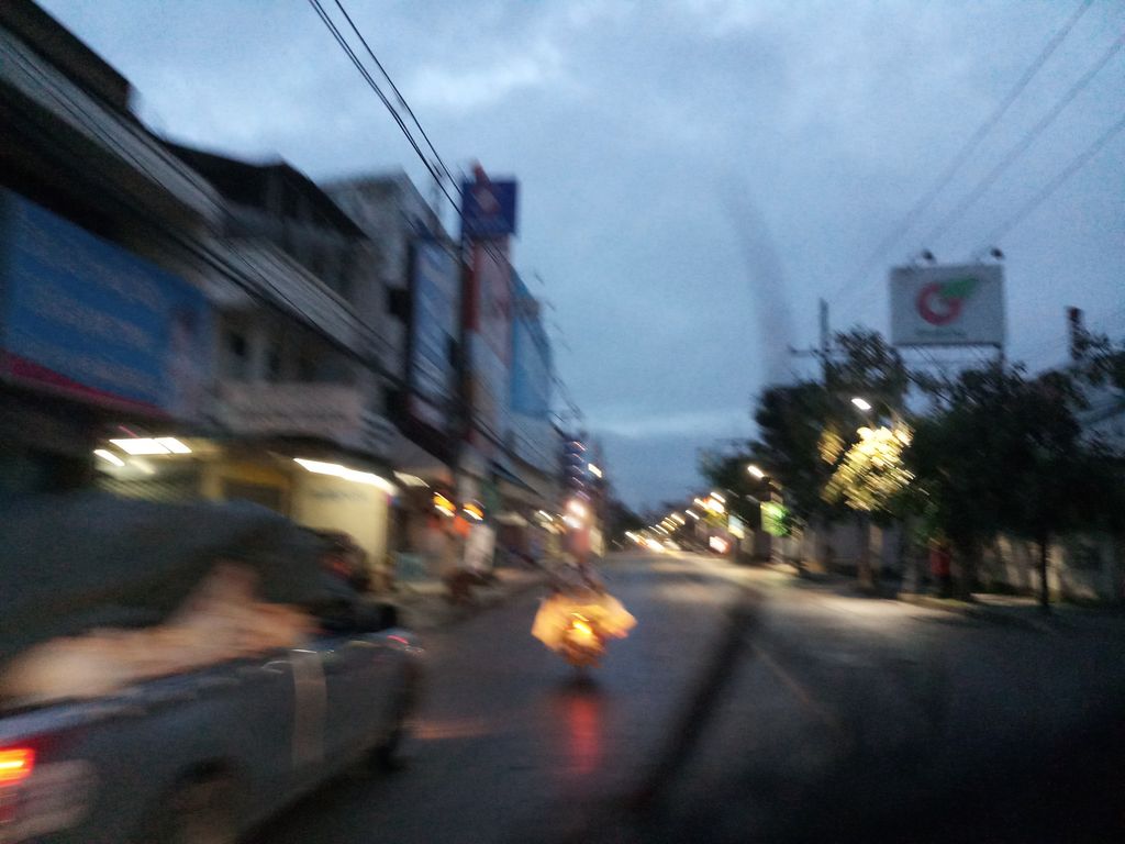 ภาพถนนตรงที่ ธนาคารทหารไทย (TMB Bank) ตั้งอยู่ ถ่ายโดย jang พ.ศ. 2561 (2018) · A street-level view of where ธนาคารทหารไทย (TMB Bank) stands, by jang in 2561 (2018)