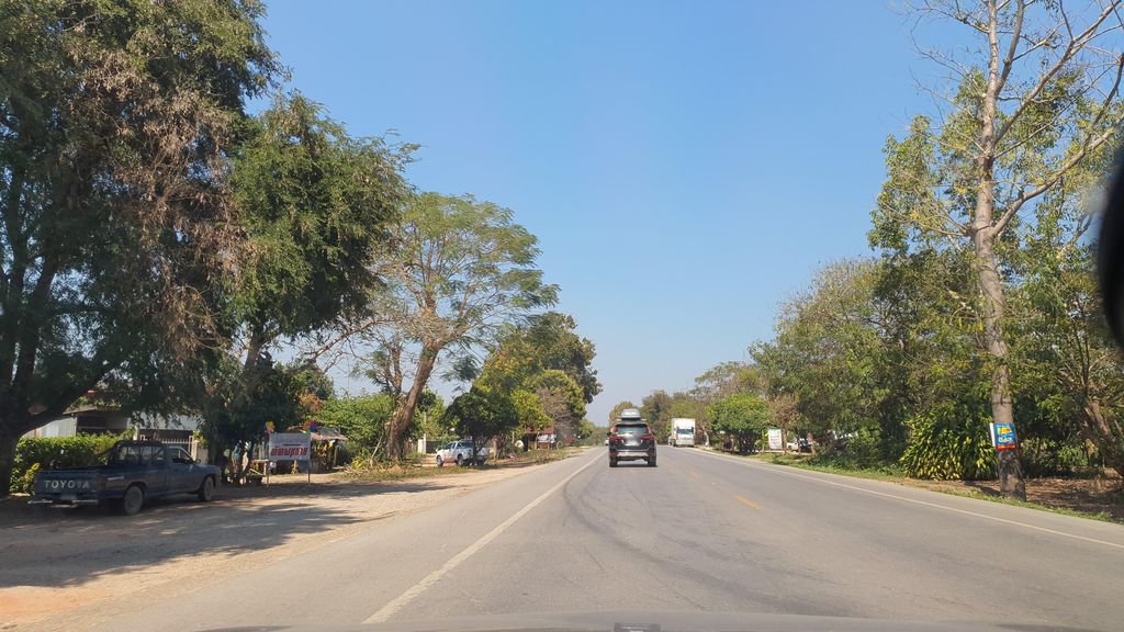 ภาพถนนตรงที่ ร่มโพธิ์ทองการช่าง ตั้งอยู่ ถ่ายโดย jrcarlsen พ.ศ. 2565 (2022) · A street-level view of where ร่มโพธิ์ทองการช่าง · Romphotong Kanchang stands, by jrcarlsen in 2565 (2022)