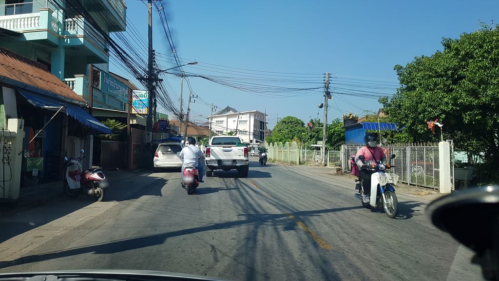 ภาพถนนตรงที่ เฮือนไทรแก้ว รีสอร์ท ตั้งอยู่ ถ่ายโดย igorzo พ.ศ. 2562 (2019) · A street-level view of where เฮือนไทรแก้ว รีสอร์ท · Hueansaikwae Resort stands, by igorzo in 2562 (2019)