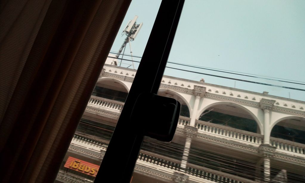 ภาพถนนตรงที่ เสน่ห์ผัดไทย ตั้งอยู่ ถ่ายโดย ozflor พ.ศ. 2562 (2019) · A street-level view of where เสน่ห์ผัดไทย · Senphatthai stands, by ozflor in 2562 (2019)