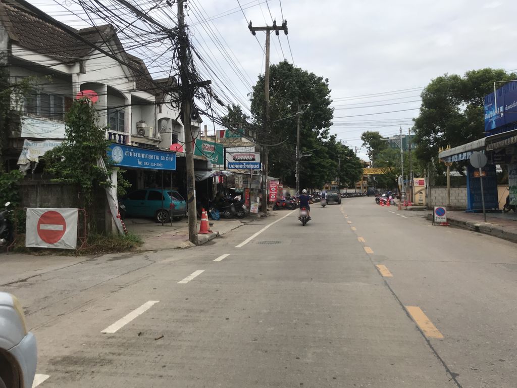 ภาพถนนตรงที่ Smatthie สแมทตี้ cafe' ตั้งอยู่ ถ่ายโดย kiw พ.ศ. 2561 (2018) · A street-level view of where Smatthie สแมทตี้ cafe' stands, by kiw in 2561 (2018)