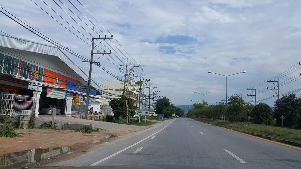 ภาพถนนตรงที่ Kids-D ตั้งอยู่ ถ่ายโดย jrcarlsen พ.ศ. 2560 (2017) · A street-level view of where Kids-D stands, by jrcarlsen in 2560 (2017)