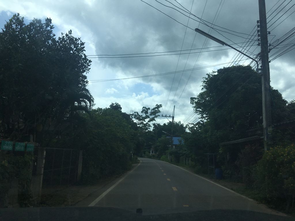 ภาพถนนตรงที่ ครัวบ้านไร่ฅนธรรม ตั้งอยู่ ถ่ายโดย wapriz พ.ศ. 2561 (2018) · A street-level view of where ครัวบ้านไร่ฅนธรรม · Khrua Ban Rai Khon Tham stands, by wapriz in 2561 (2018)