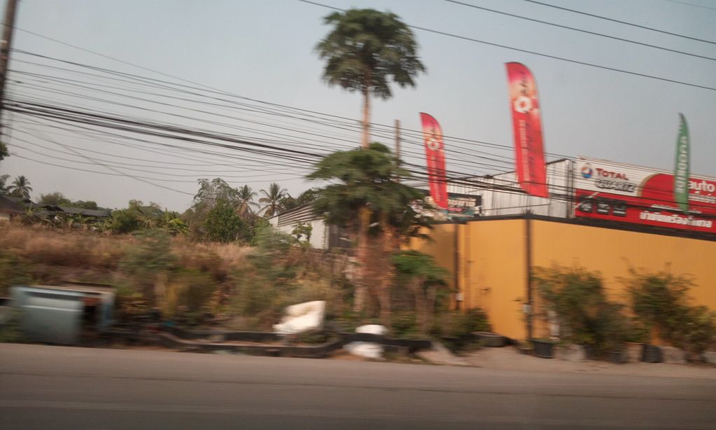 ภาพถนนตรงที่ ร้านฐิติแม็กซ์ยางเซอร์วิส ตั้งอยู่ ถ่ายโดย ozflor พ.ศ. 2562 (2019) · A street-level view of where ร้านฐิติแม็กซ์ยางเซอร์วิส · Ran Thiti Maekyang Service stands, by ozflor in 2562 (2019)