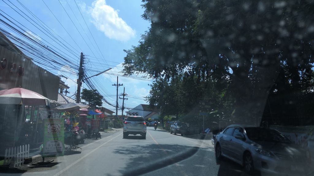 ภาพถนนตรงที่ ตลาดติดแอร์ป่ายางมน ตั้งอยู่ ถ่ายโดย charlesano พ.ศ. 2561 (2018) · A street-level view of where ตลาดติดแอร์ป่ายางมน · Titae Pa Yang Mon Market stands, by charlesano in 2561 (2018)