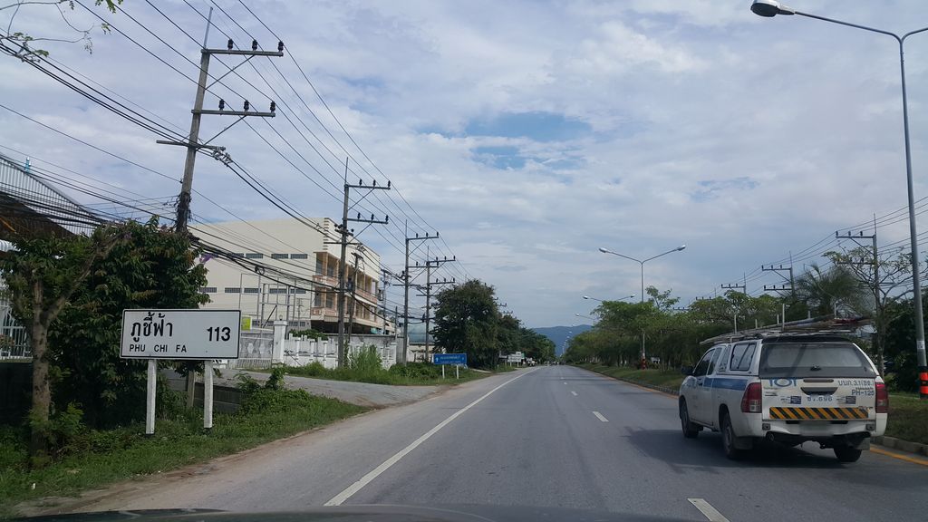 ภาพถนนตรงที่ กล่องพัสดุ เชียงราย DD-Box ตั้งอยู่ ถ่ายโดย jrcarlsen พ.ศ. 2560 (2017) · A street-level view of where กล่องพัสดุ เชียงราย DD-Box stands, by jrcarlsen in 2560 (2017)