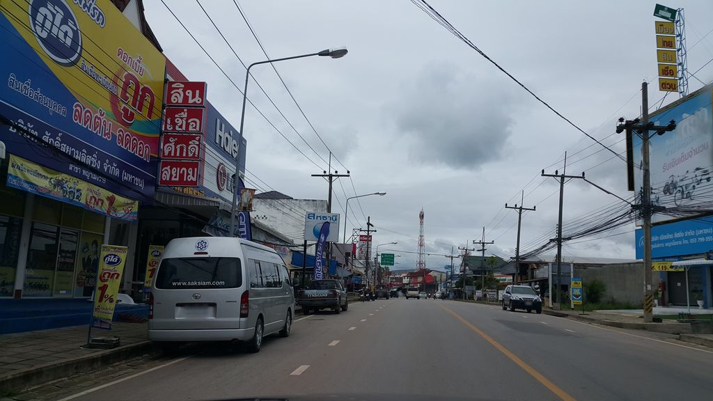 ภาพถนนตรงที่ โต้งโมบายโฟน ตั้งอยู่ ถ่ายโดย jrcarlsen พ.ศ. 2559 (2016) · A street-level view of where โต้งโมบายโฟน · Tongmobaifon stands, by jrcarlsen in 2559 (2016)