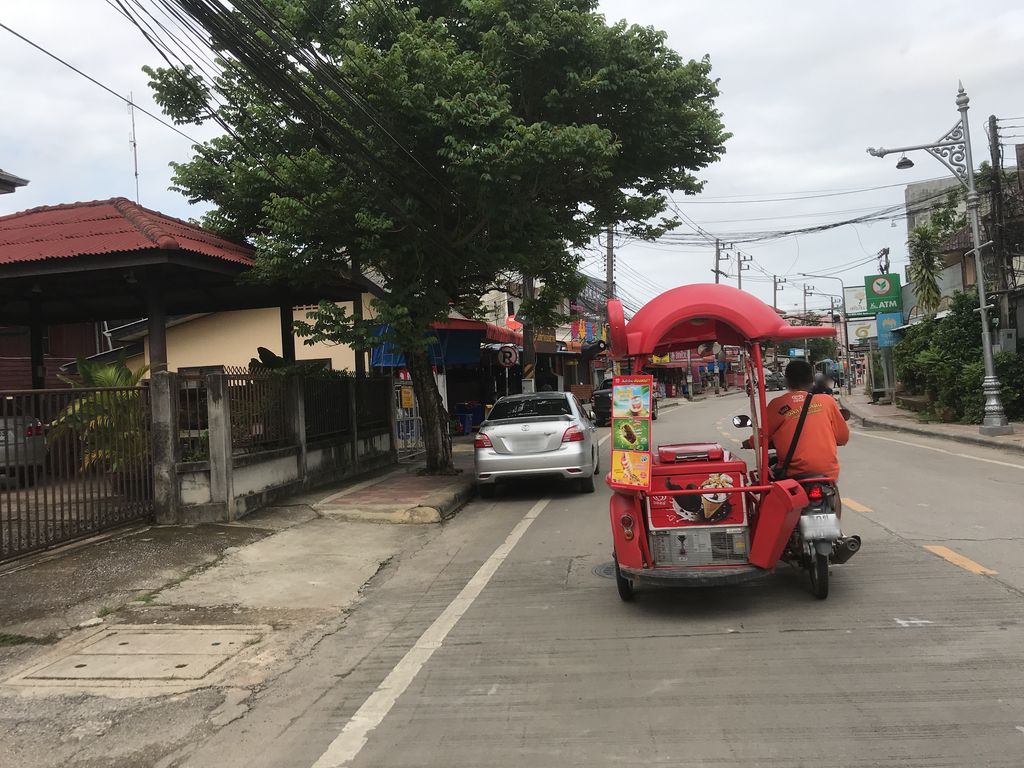 ภาพถนนตรงที่ คลินิกเด็กหมอไกรฤกษ์ ตั้งอยู่ ถ่ายโดย kiw พ.ศ. 2561 (2018) · A street-level view of where คลินิกเด็กหมอไกรฤกษ์ · Dek Mo Kai Rueka Clinic stands, by kiw in 2561 (2018)