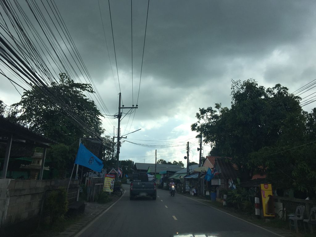 ภาพถนนตรงที่ พชรวรรณโฮม รีสอร์ท ตั้งอยู่ ถ่ายโดย wapriz พ.ศ. 2561 (2018) · A street-level view of where พชรวรรณโฮม รีสอร์ท · Photruanronhom Resort stands, by wapriz in 2561 (2018)