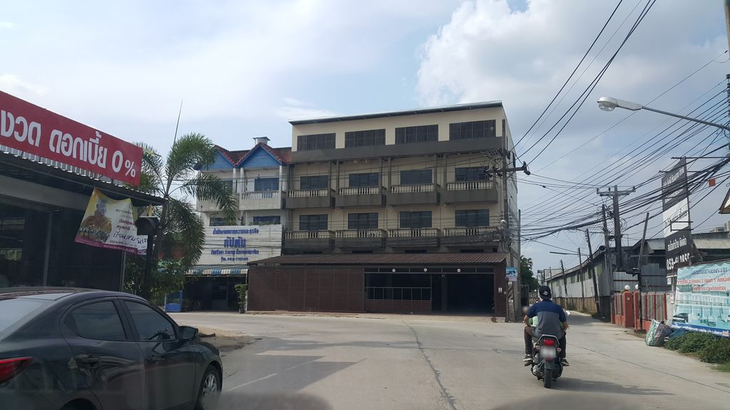 ภาพถนนตรงที่ หอพักปีโป้ เชียงราย ตั้งอยู่ ถ่ายโดย jrcarlsen พ.ศ. 2560 (2017) · A street-level view of where หอพักปีโป้ เชียงราย · Pipo Chiang Rai Dormitory stands, by jrcarlsen in 2560 (2017)
