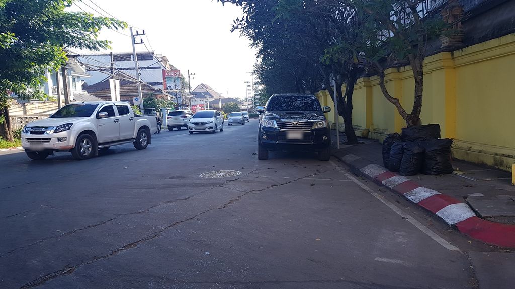 ภาพถนนตรงที่ ร้าน สูทเจ้านาย ตั้งอยู่ ถ่ายโดย igorzo พ.ศ. 2562 (2019) · A street-level view of where ร้าน สูทเจ้านาย · Ran Suite Chaonai stands, by igorzo in 2562 (2019)