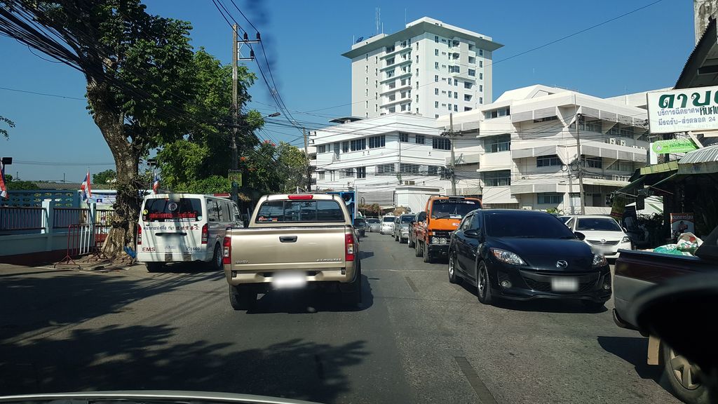 ภาพถนนตรงที่ ร้านเสริมสวยจันทร์ ตั้งอยู่ ถ่ายโดย igorzo พ.ศ. 2562 (2019) · A street-level view of where ร้านเสริมสวยจันทร์ · Chan Beauty salon stands, by igorzo in 2562 (2019)