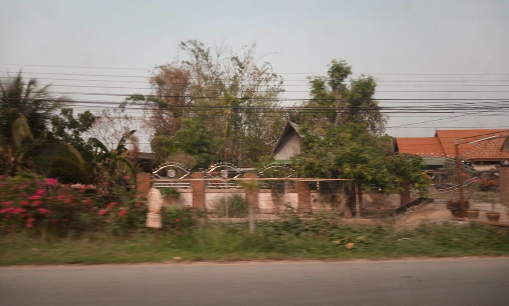 ภาพถนนตรงที่ พ.พุทธไตรสิกขา ตั้งอยู่ ถ่ายโดย ozflor พ.ศ. 2562 (2019) · A street-level view of where พ.พุทธไตรสิกขา · Pha.phutthatraisikkha stands, by ozflor in 2562 (2019)