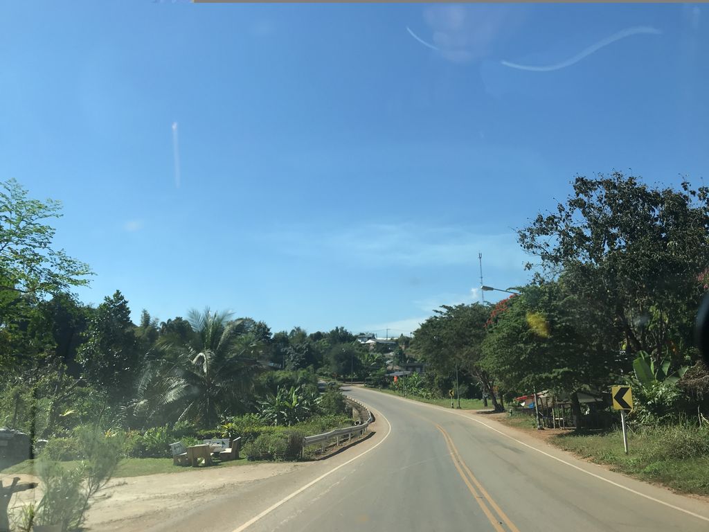 ภาพถนนตรงที่ บ้านห้วยส้าน ตั้งอยู่ ถ่ายโดย chanon พ.ศ. 2561 (2018) · A street-level view of where บ้านห้วยส้าน · Ban Huai San stands, by chanon in 2561 (2018)